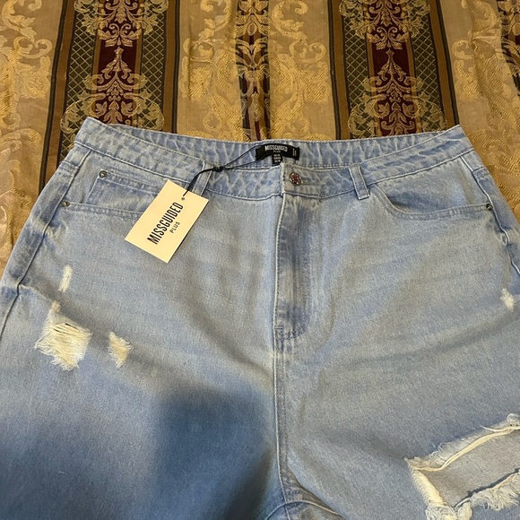 Super cute high waisted distressed missguided plus size jeans - Picture 5 of 5